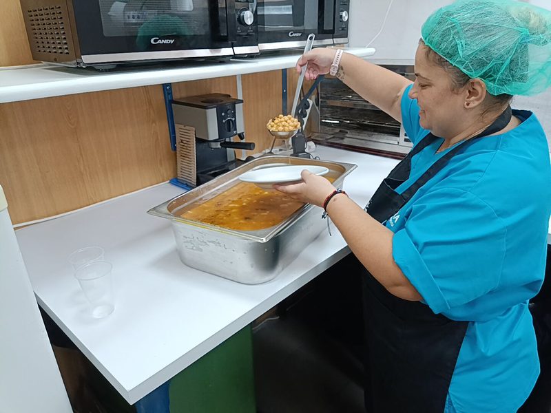 Trabajadora en empresa de inserción de restauración